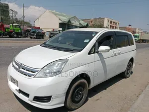 Toyota ISIS 2013 White