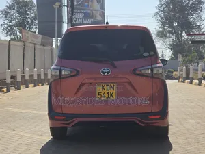 Toyota Sienta 2017 Red