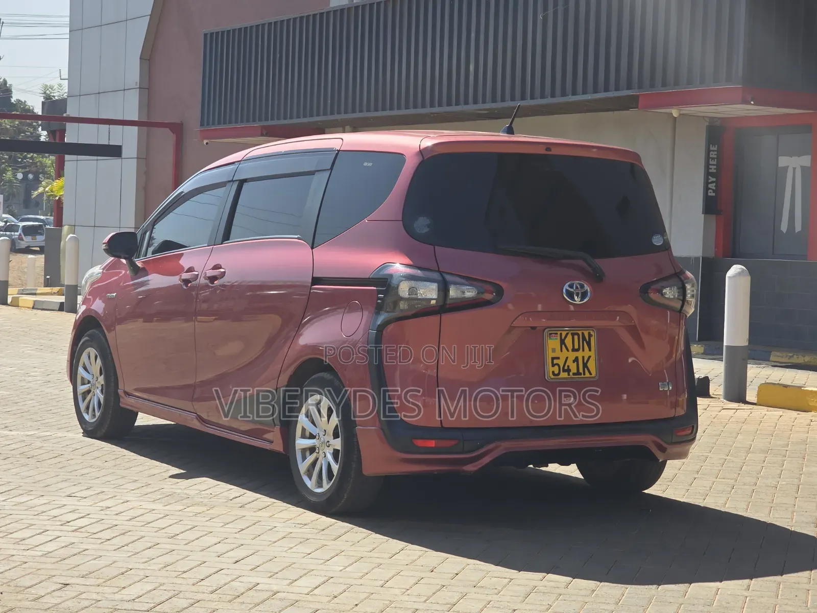 Toyota Sienta 2017 Red