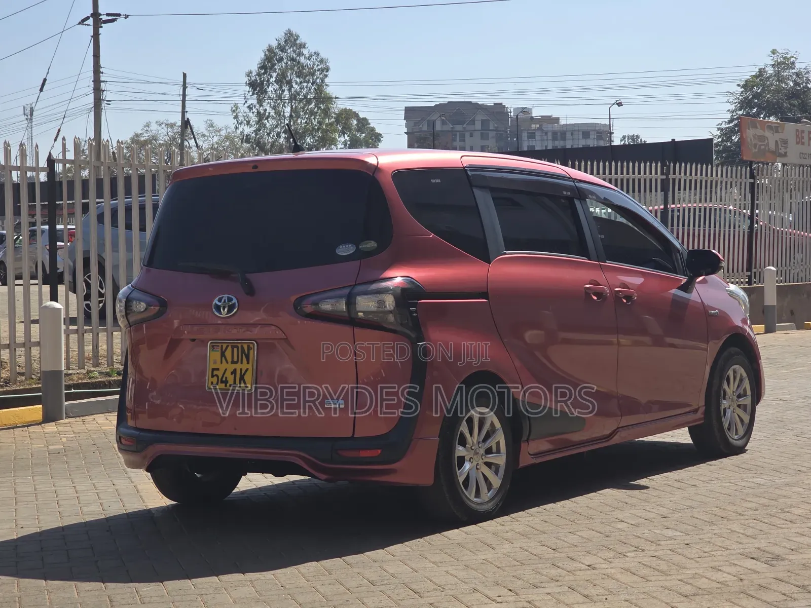 Toyota Sienta 2017 Red