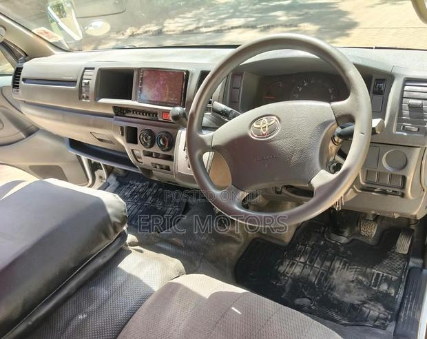 Toyota HiAce 2016 White - thumbnail 8