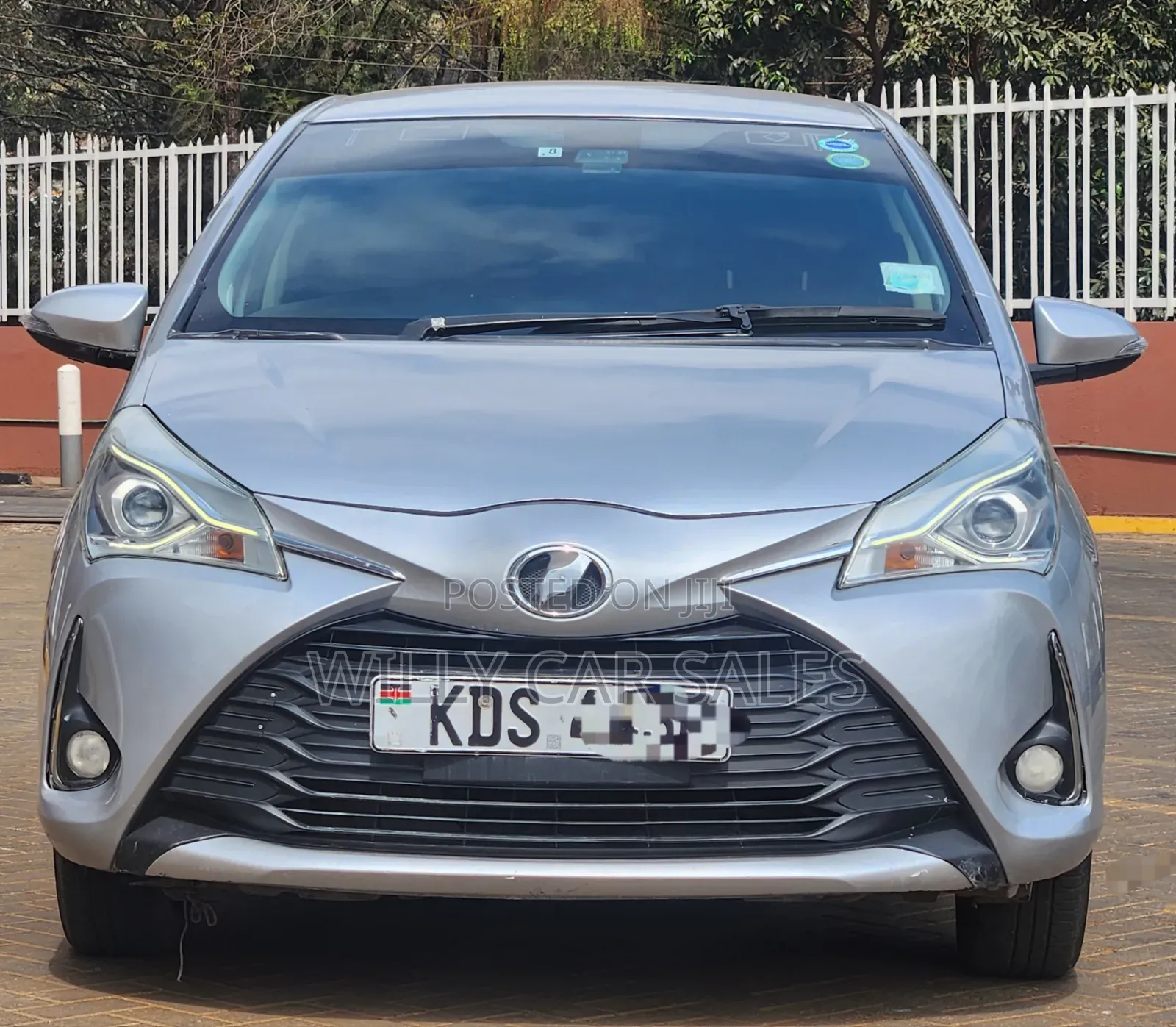 Toyota Vitz 2017 Silver