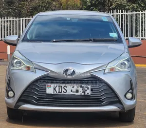 Toyota Vitz 2017 Silver