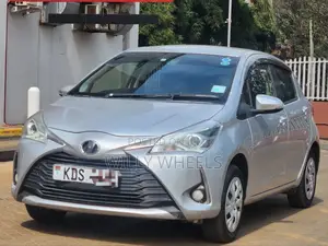 Toyota Vitz 2017 Silver