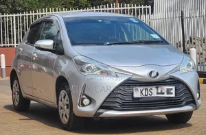 Toyota Vitz 2017 Silver