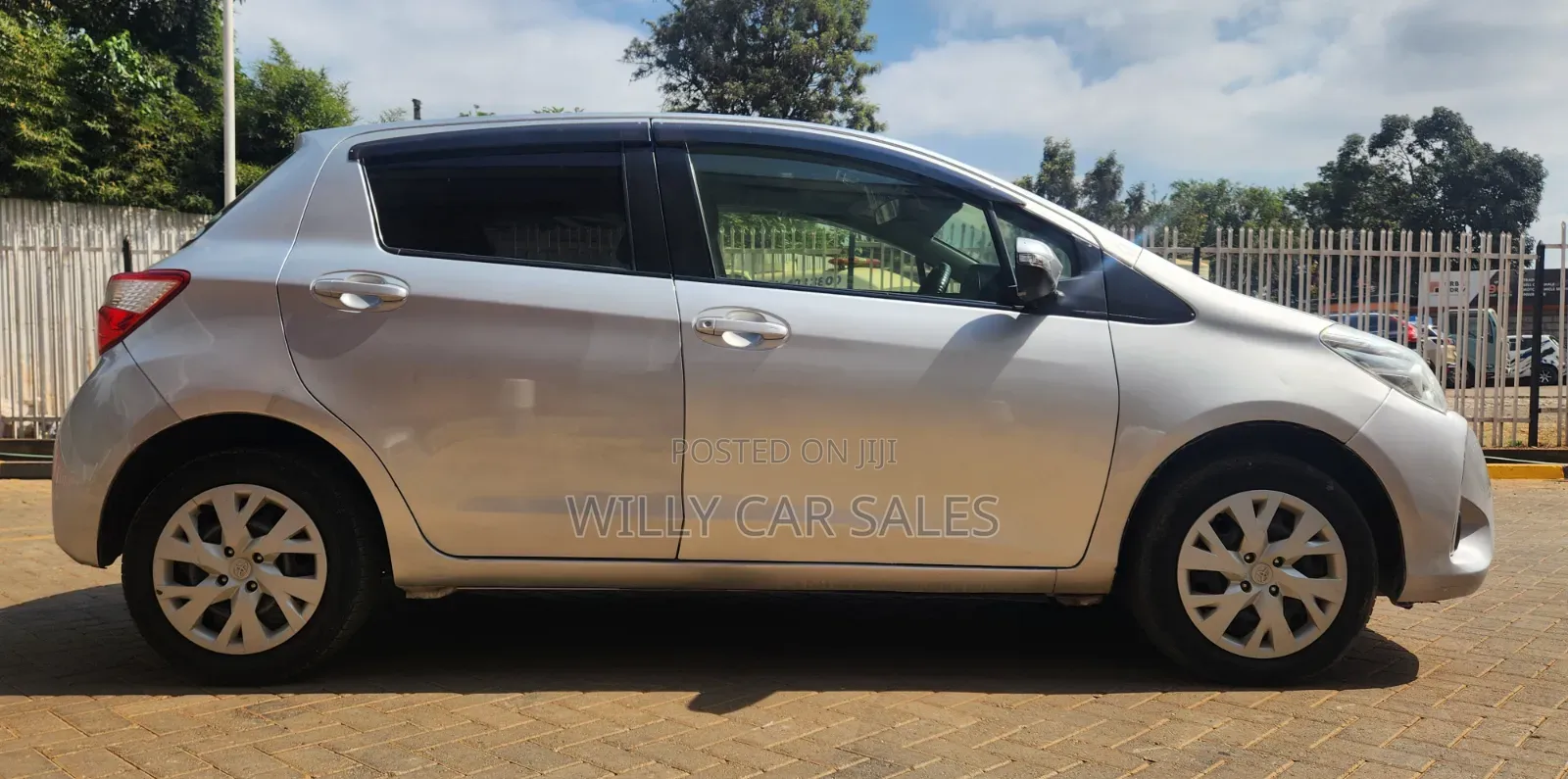 Toyota Vitz 2017 Silver