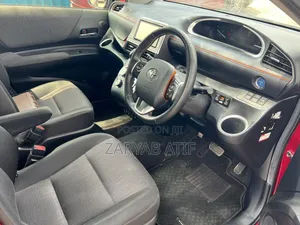 Toyota Sienta 2018 Red