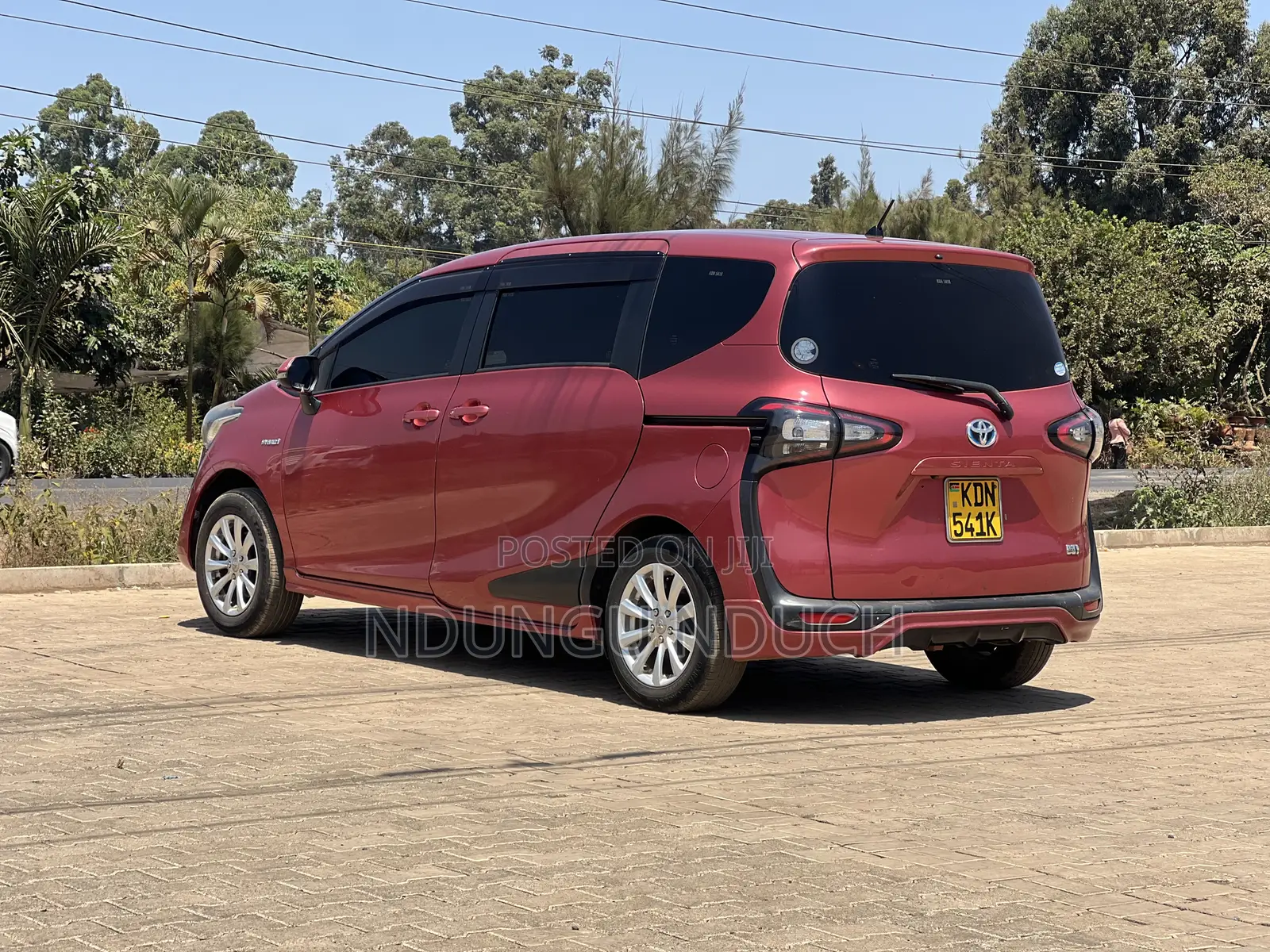Toyota Sienta 2017 Red