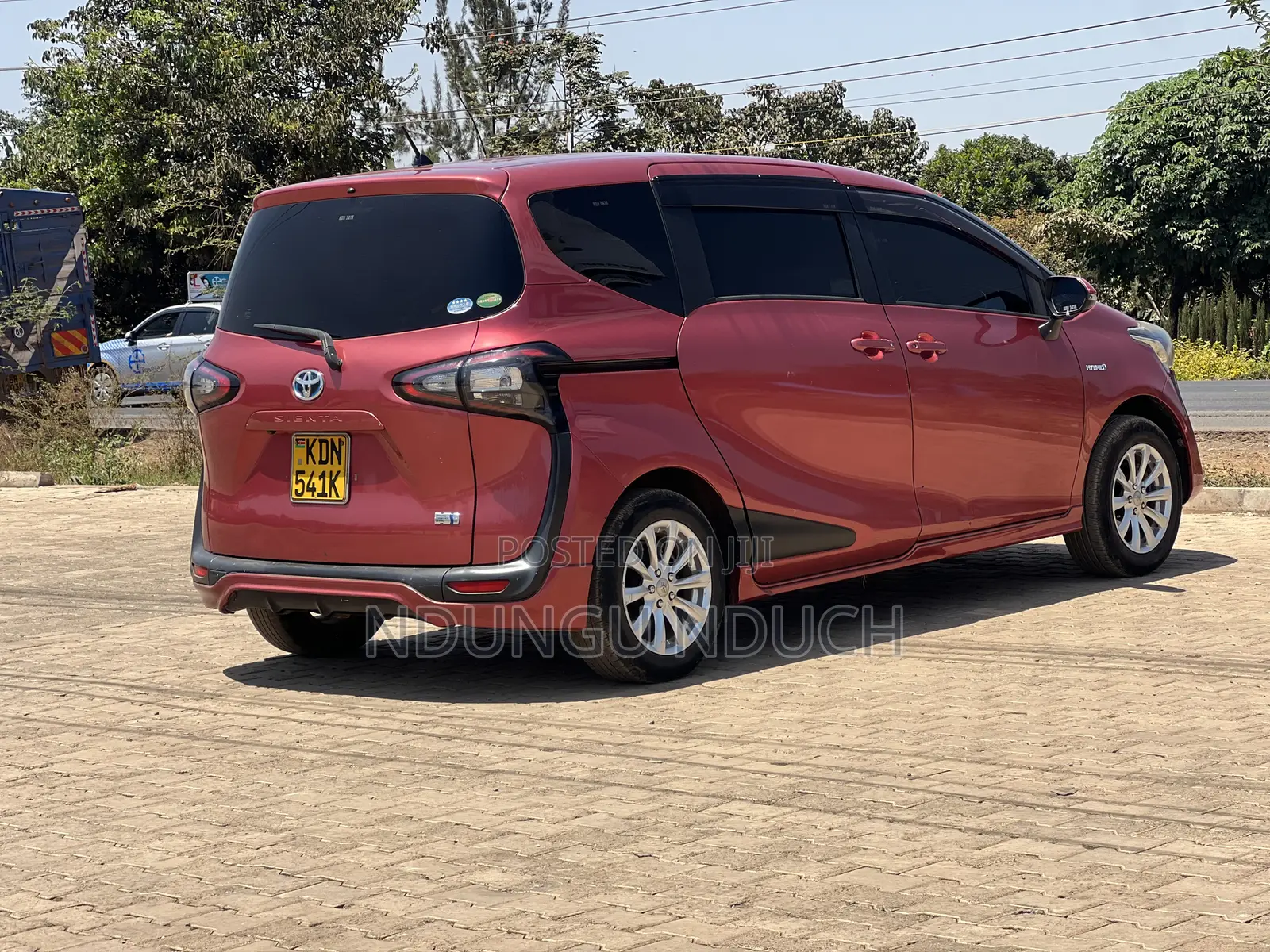 Toyota Sienta 2017 Red