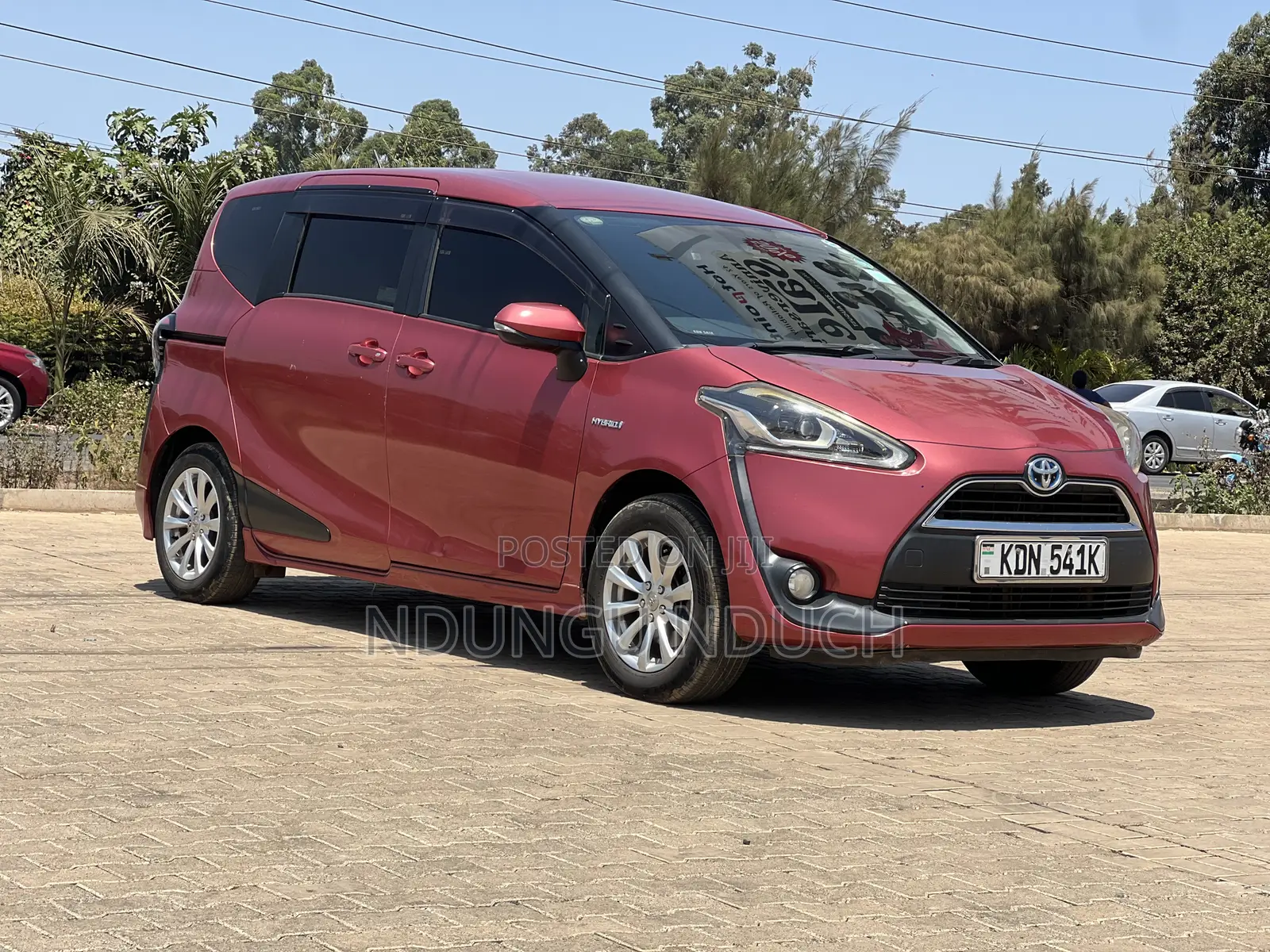 Toyota Sienta 2017 Red