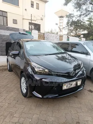 Toyota Vitz 2016 Burgundy