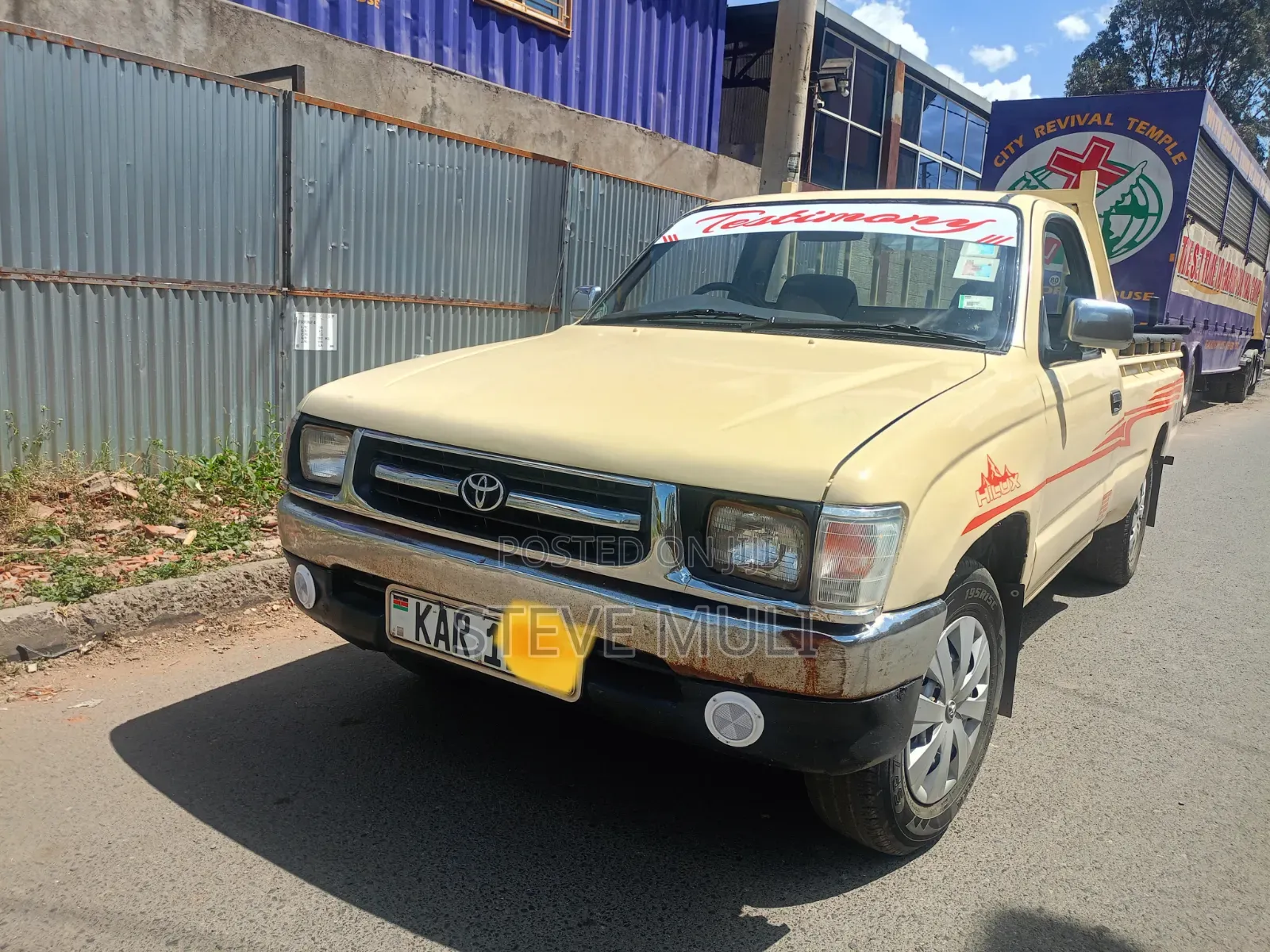 Toyota Hilux 2002 Yellow