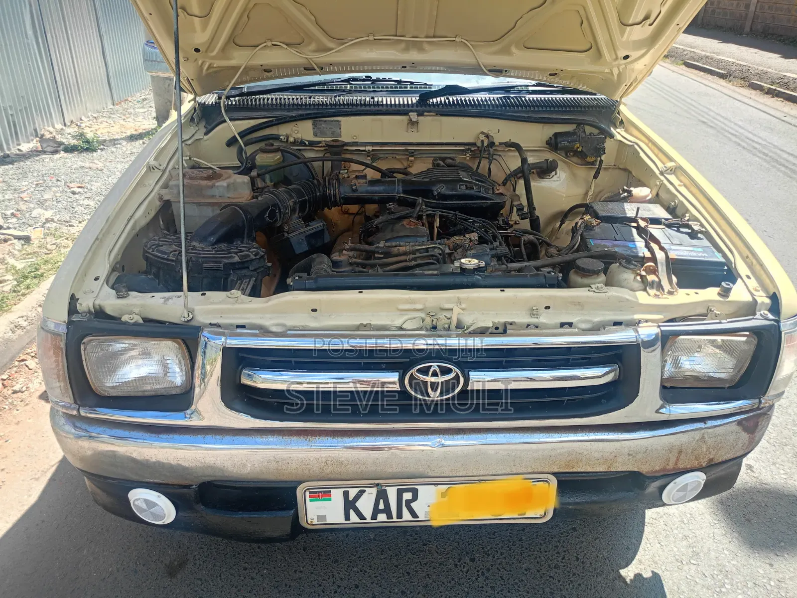Toyota Hilux 2002 Yellow