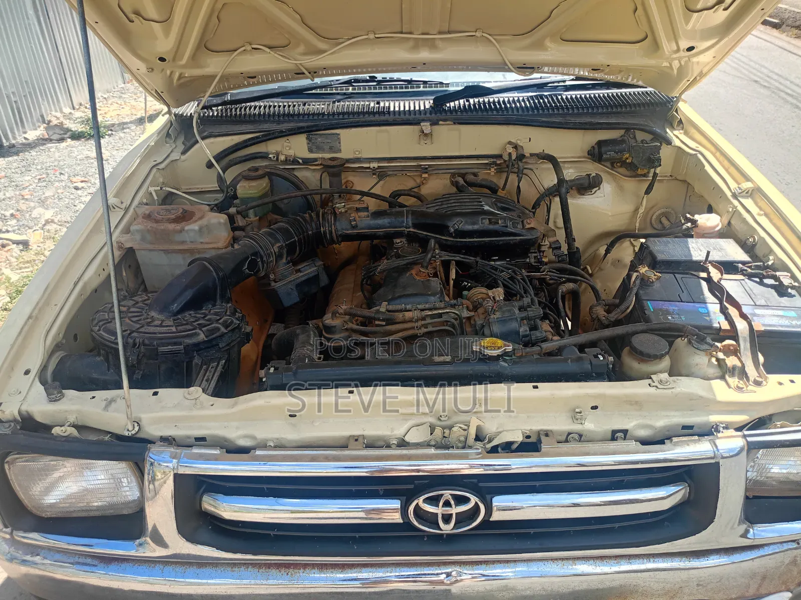 Toyota Hilux 2002 Yellow