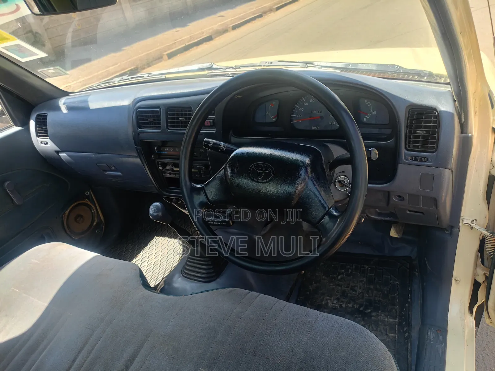 Toyota Hilux 2002 Yellow