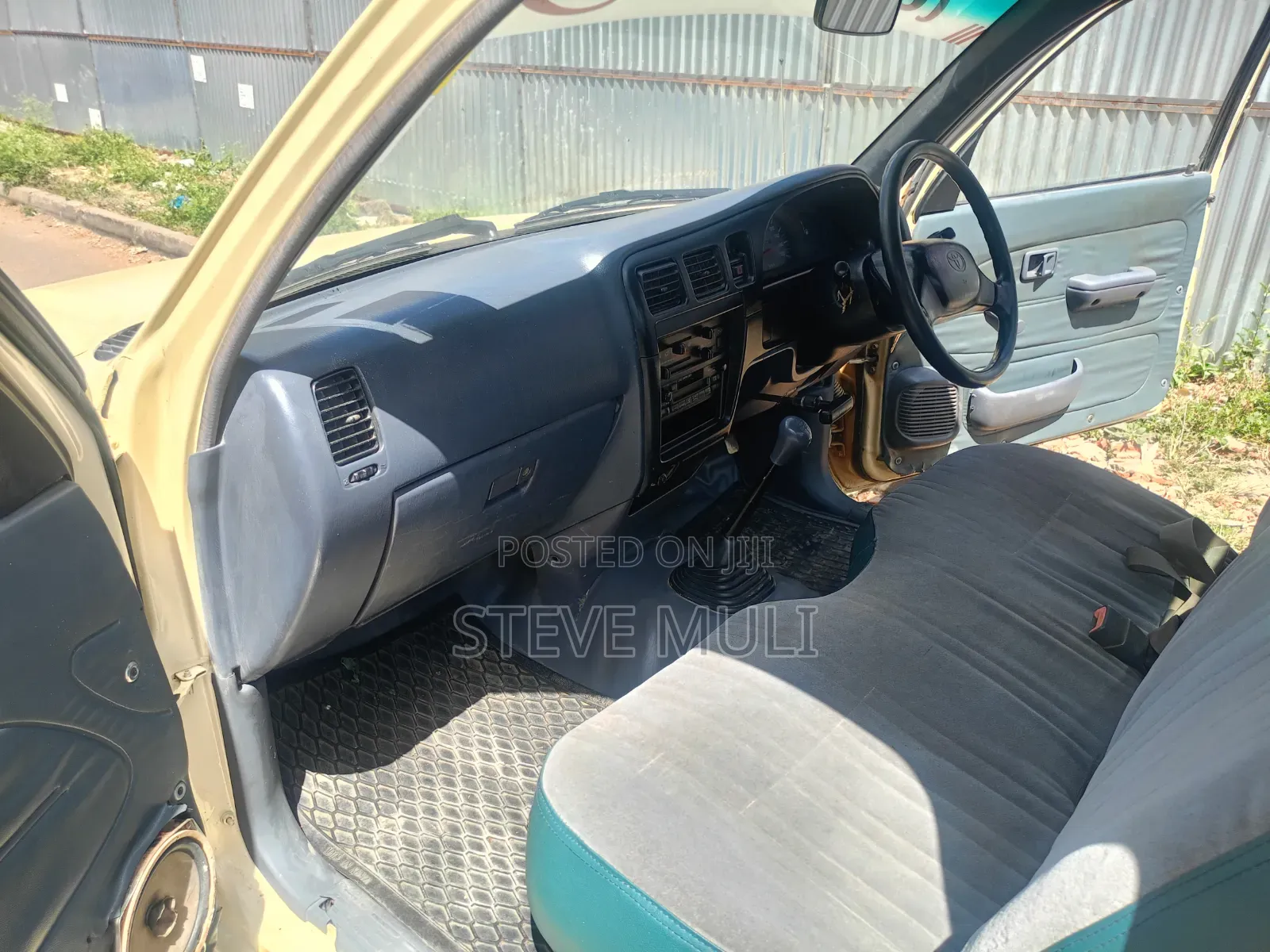 Toyota Hilux 2002 Yellow