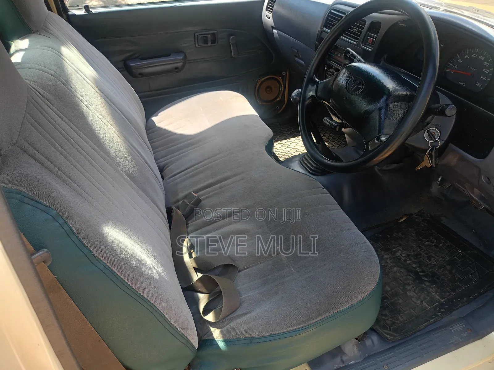 Toyota Hilux 2002 Yellow