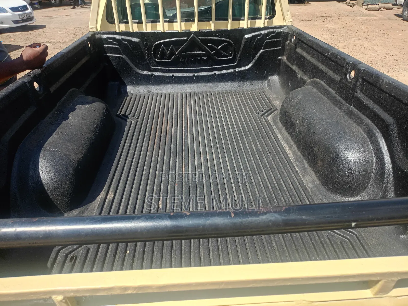 Toyota Hilux 2002 Yellow