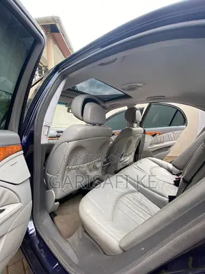 Mercedes-Benz E200 2009 Blue