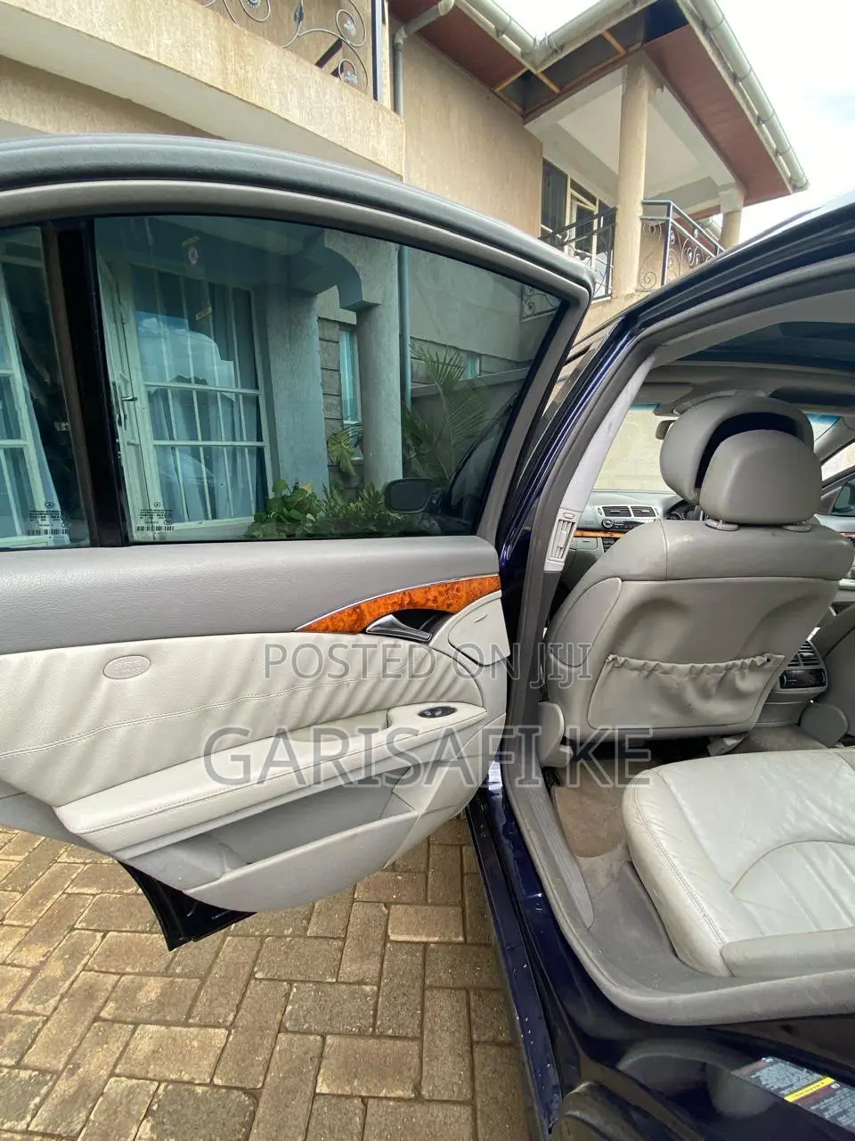 Mercedes-Benz E200 2009 Blue