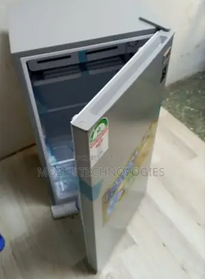 90L Compact Single Door Refrigerator – Spacious & Energy Efficient