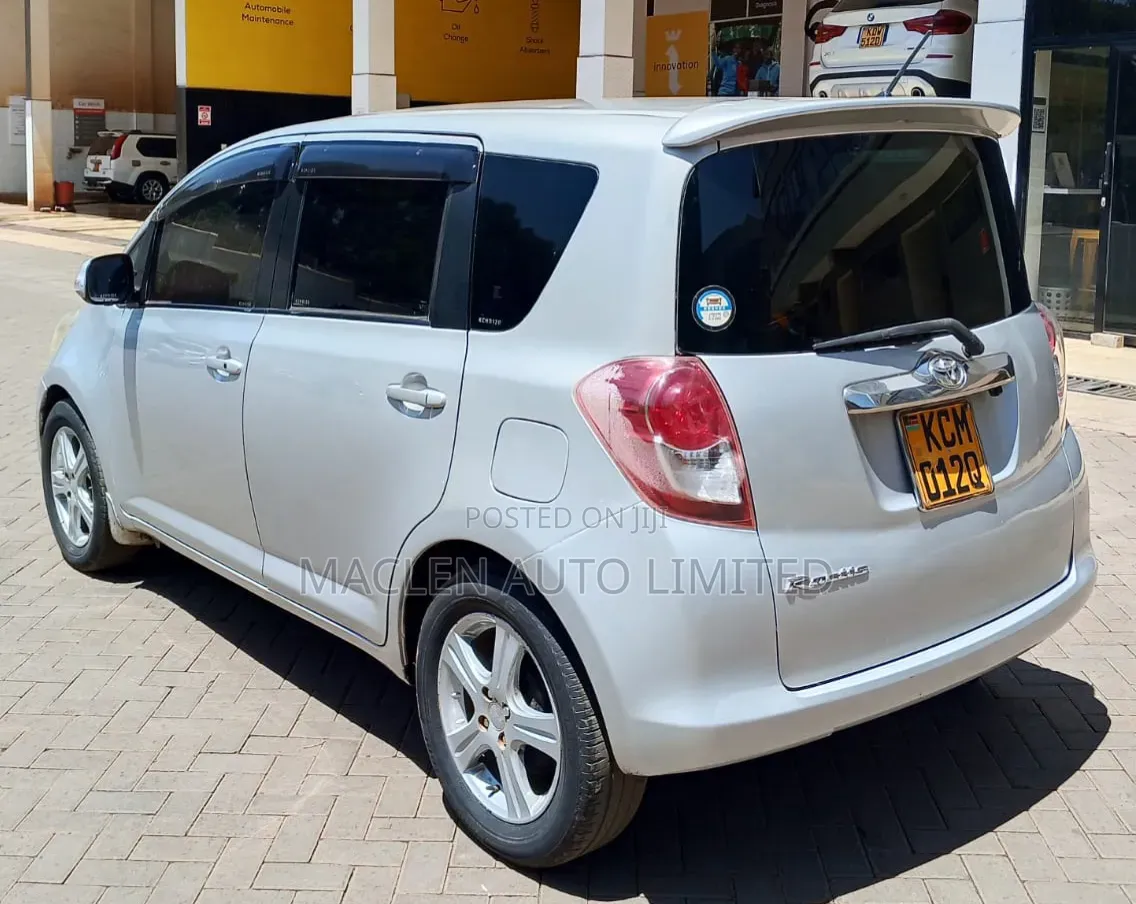 Toyota Ractis 2010 Silver
