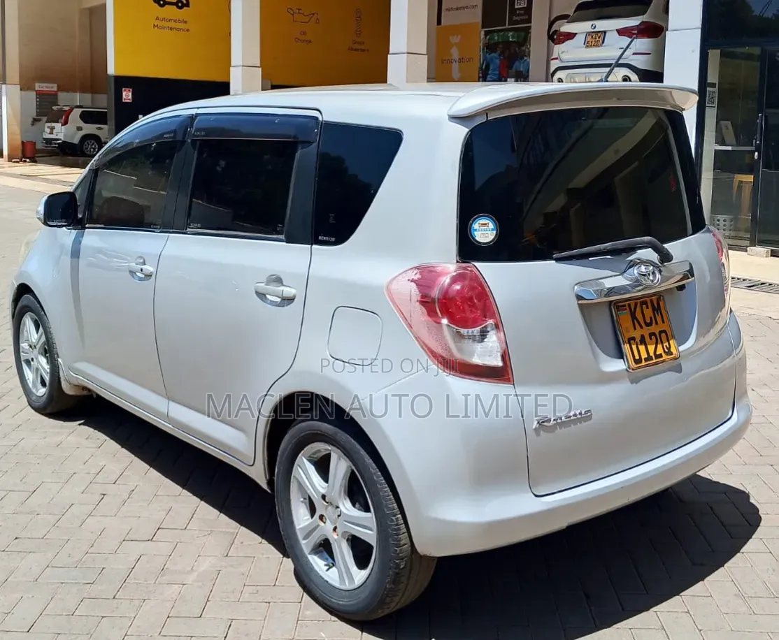 Toyota Ractis 2010 Silver