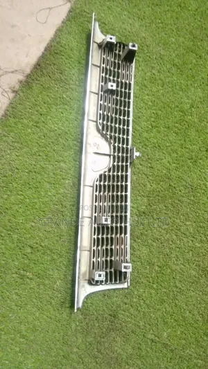 Nissan Elgrand Grill