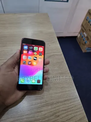 Apple iPhone SE (2020) 64 GB Red