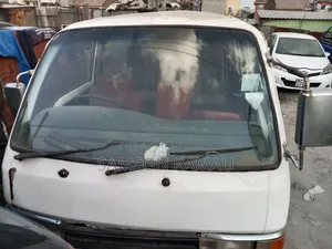 Nissan Caravan (Urvan) 1998 White