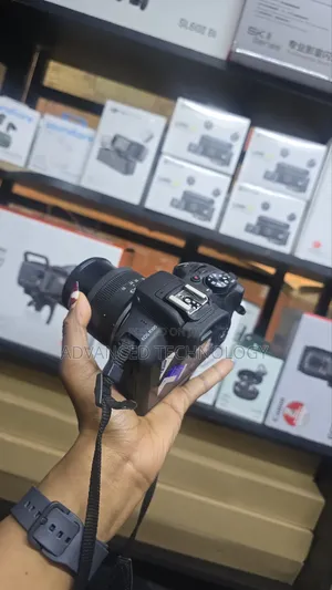 Canon R100 With 15-45mm
