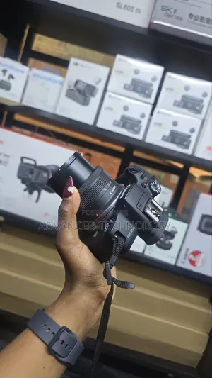 Canon R100 With 15-45mm