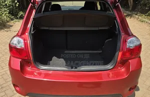Toyota Auris 2011 Red