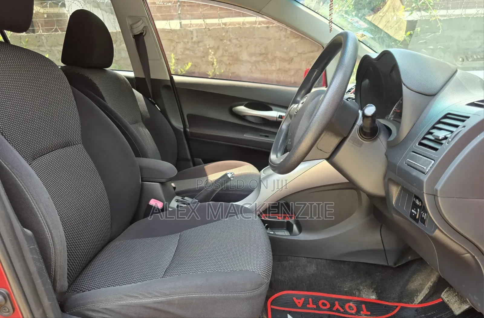 Toyota Auris 2011 Red