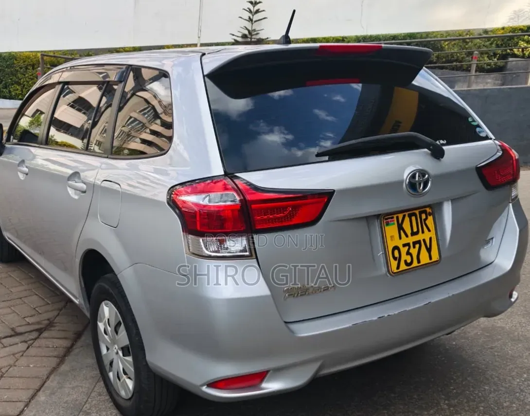 Toyota Corolla Fielder 2017 Silver