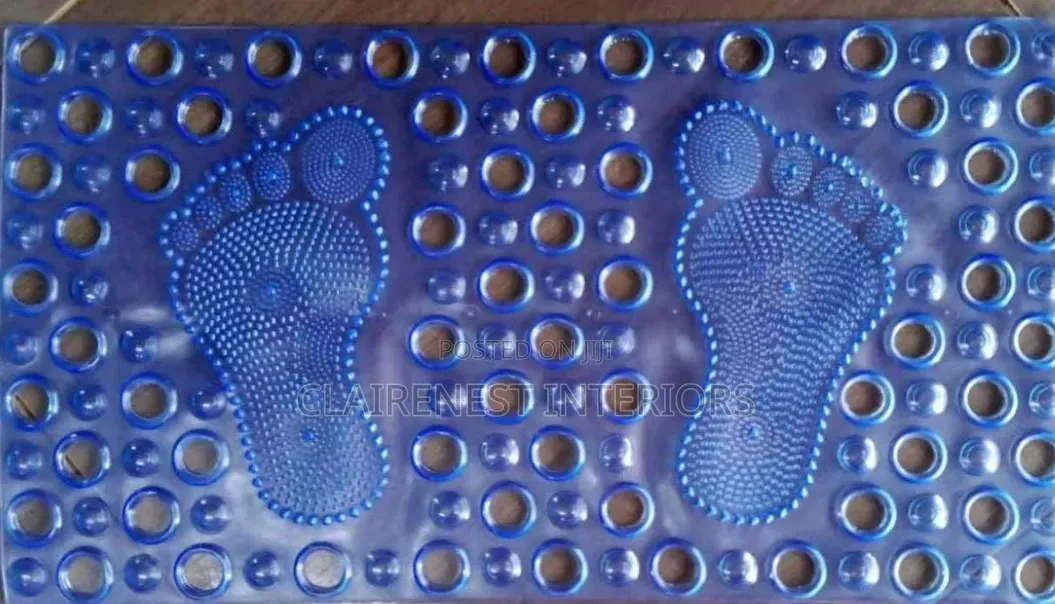 Blue and White Beautiful Mats for Beautiful Bathrooms.