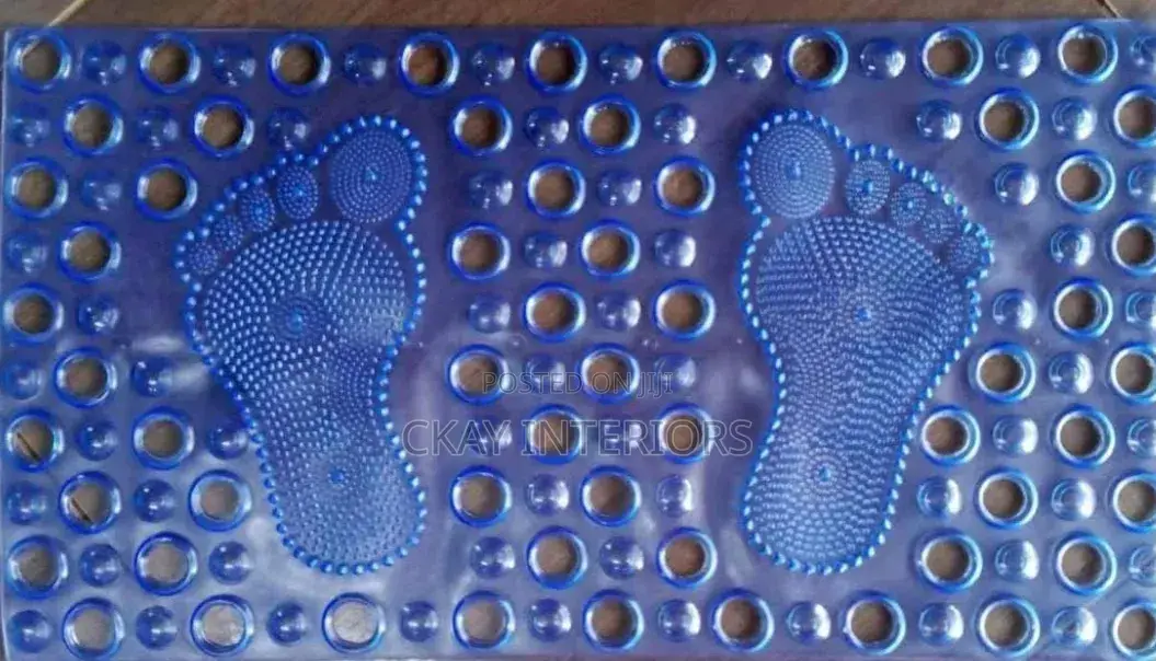 Blue and White Beautiful Mats for Beautiful Bathrooms.