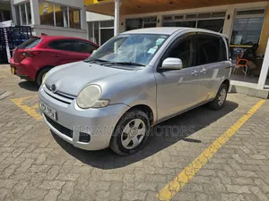 Toyota Sienta 2011 Silver