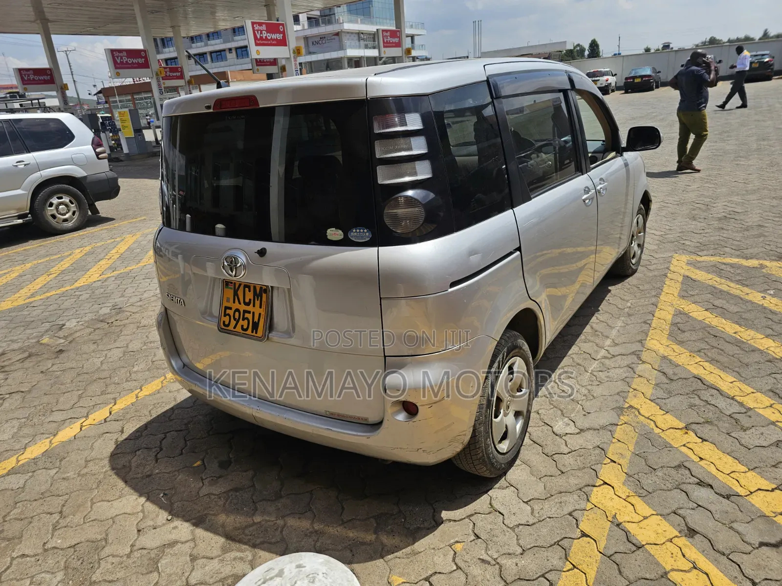 Toyota Sienta 2011 Silver