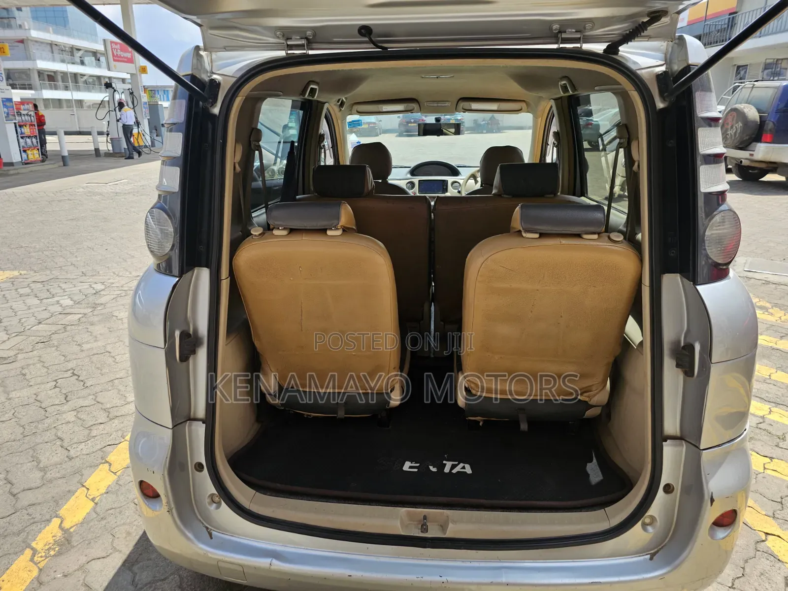 Toyota Sienta 2011 Silver