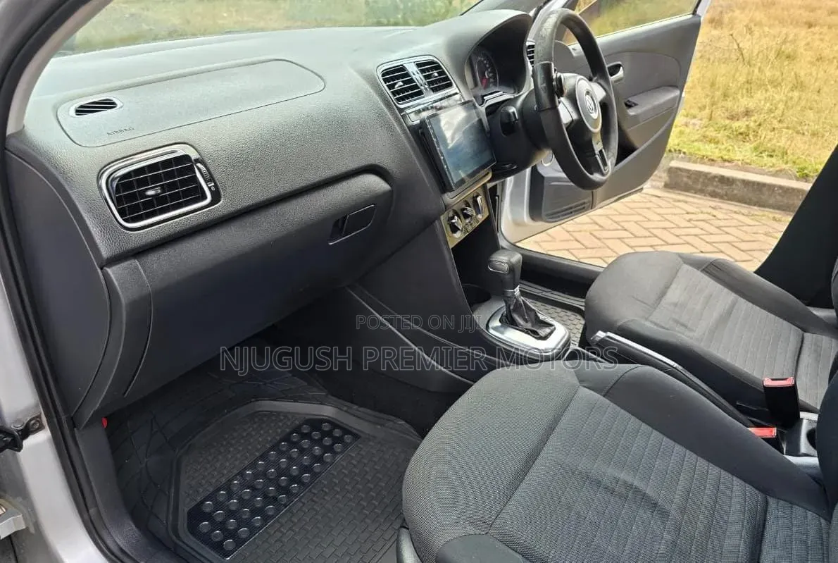 Volkswagen Polo 2011 Silver