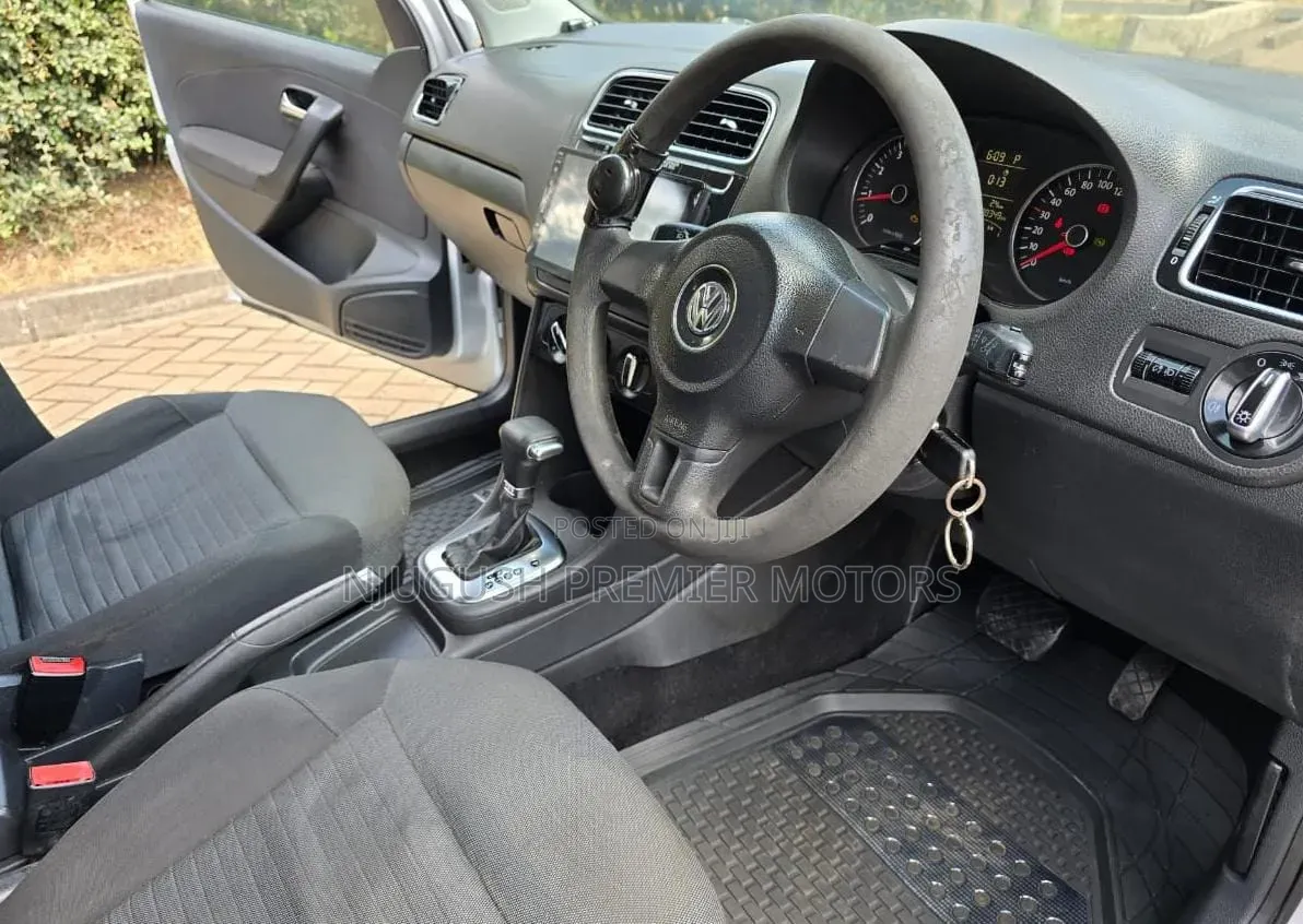 Volkswagen Polo 2011 Silver