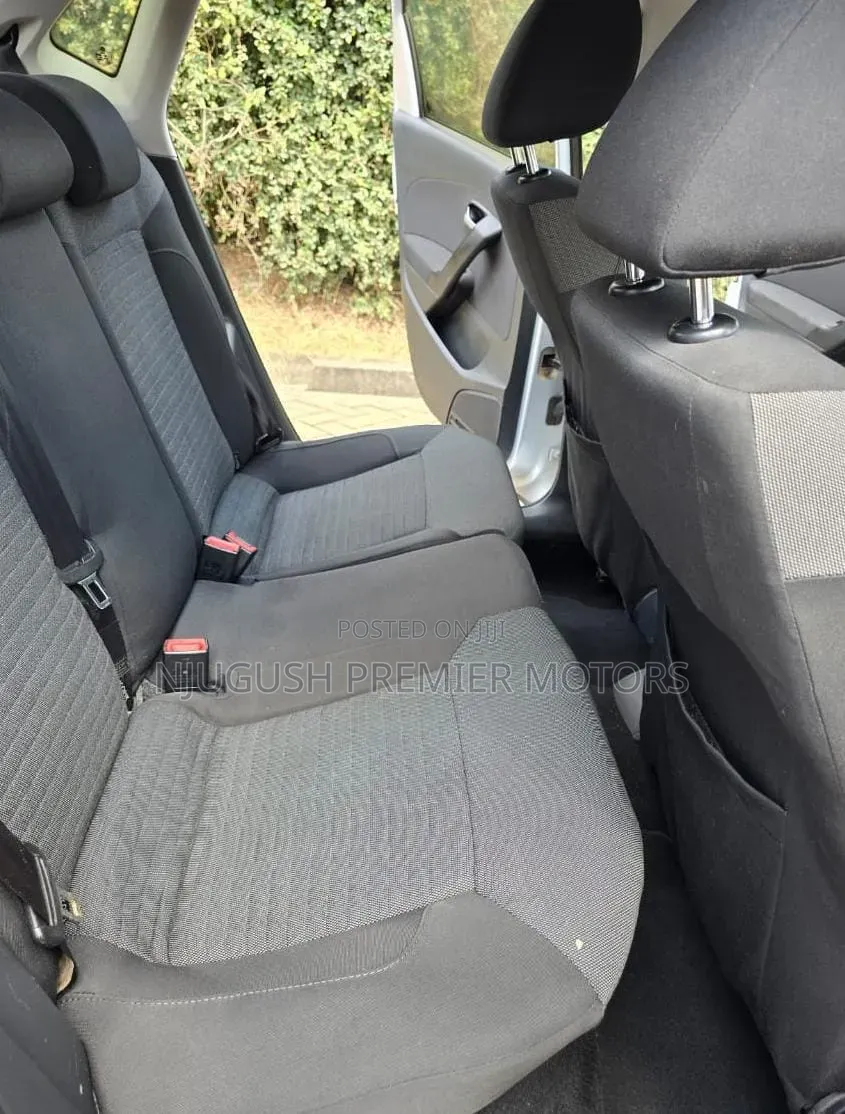 Volkswagen Polo 2011 Silver
