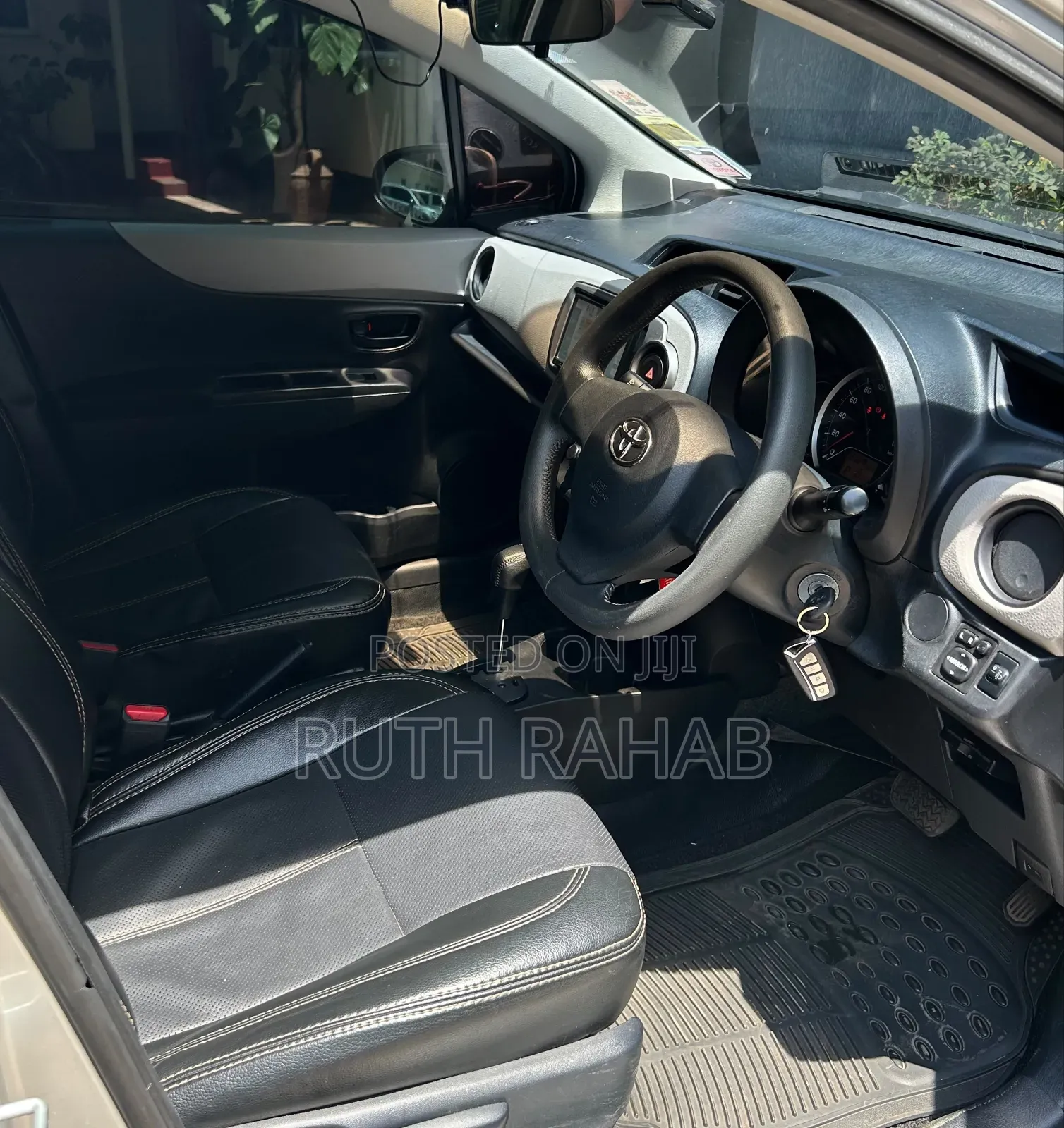 Toyota Vitz 2012 Silver
