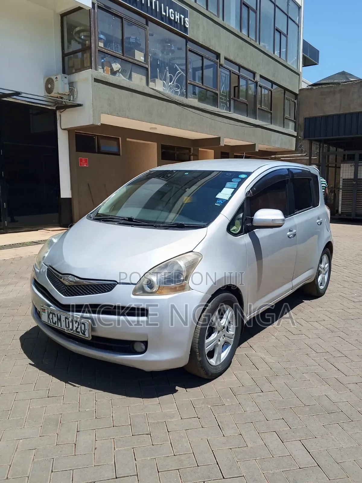 Toyota Ractis 2010 Silver