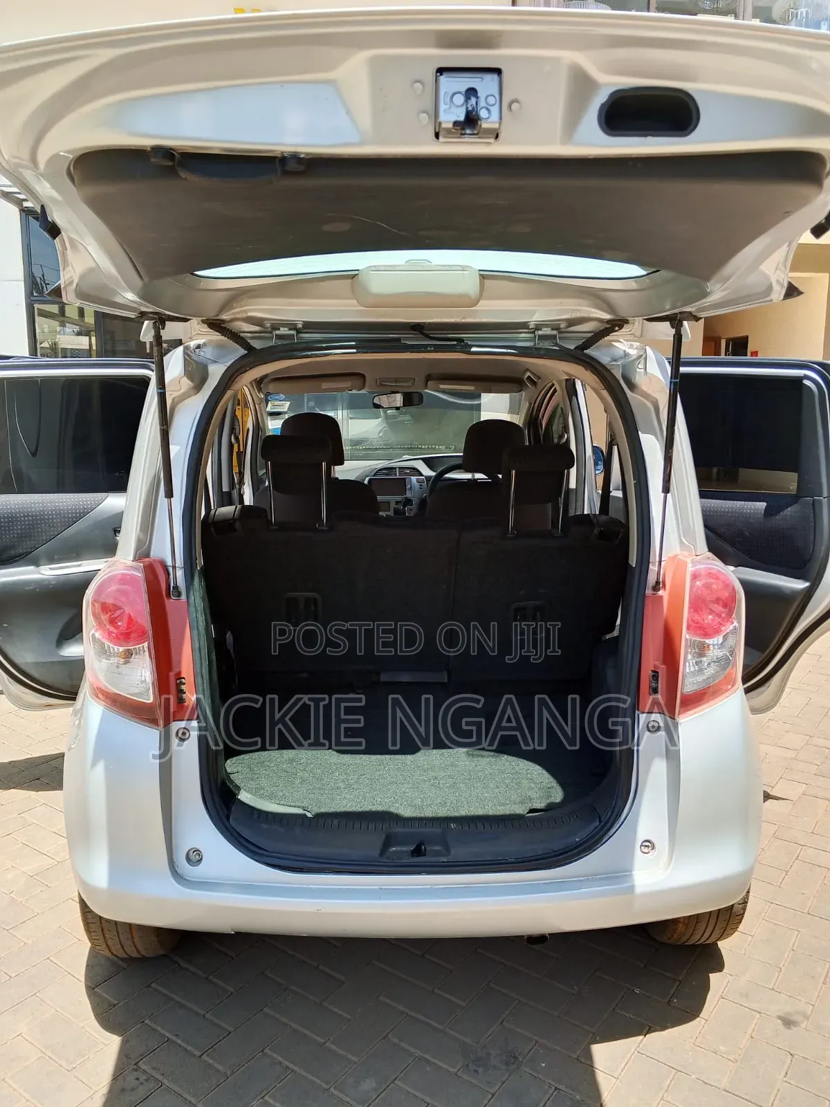 Toyota Ractis 2010 Silver