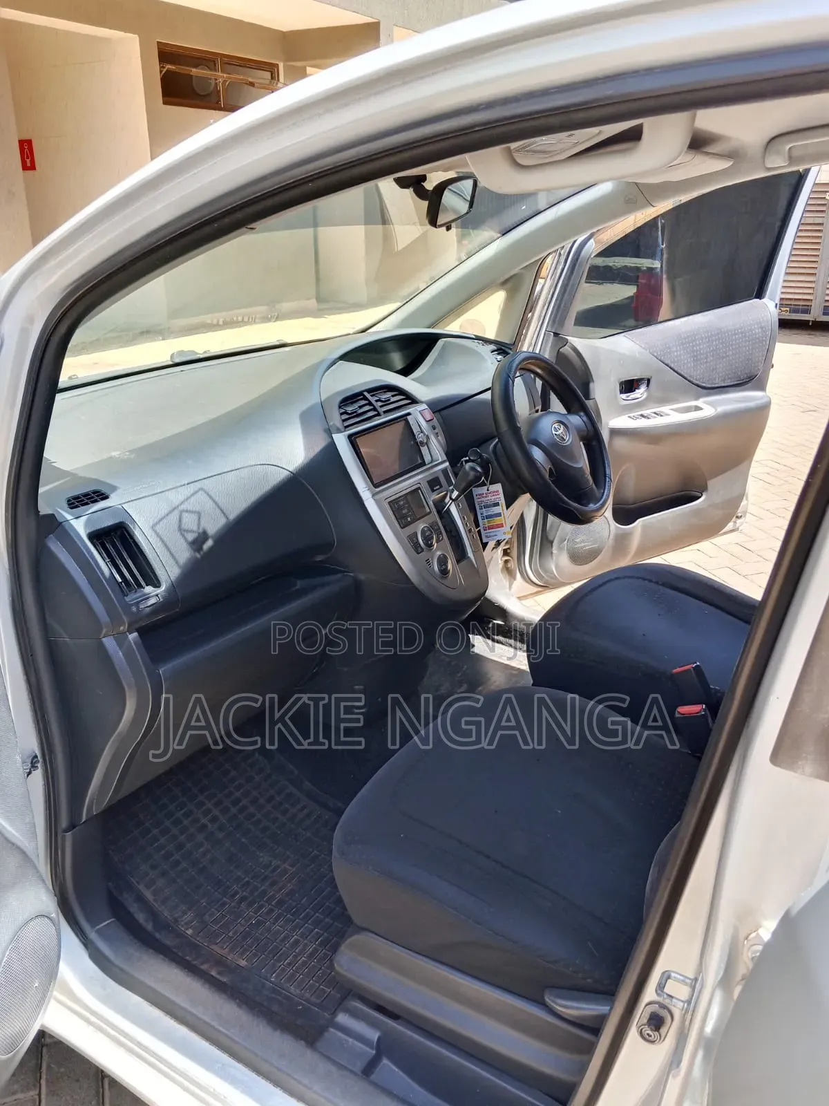 Toyota Ractis 2010 Silver