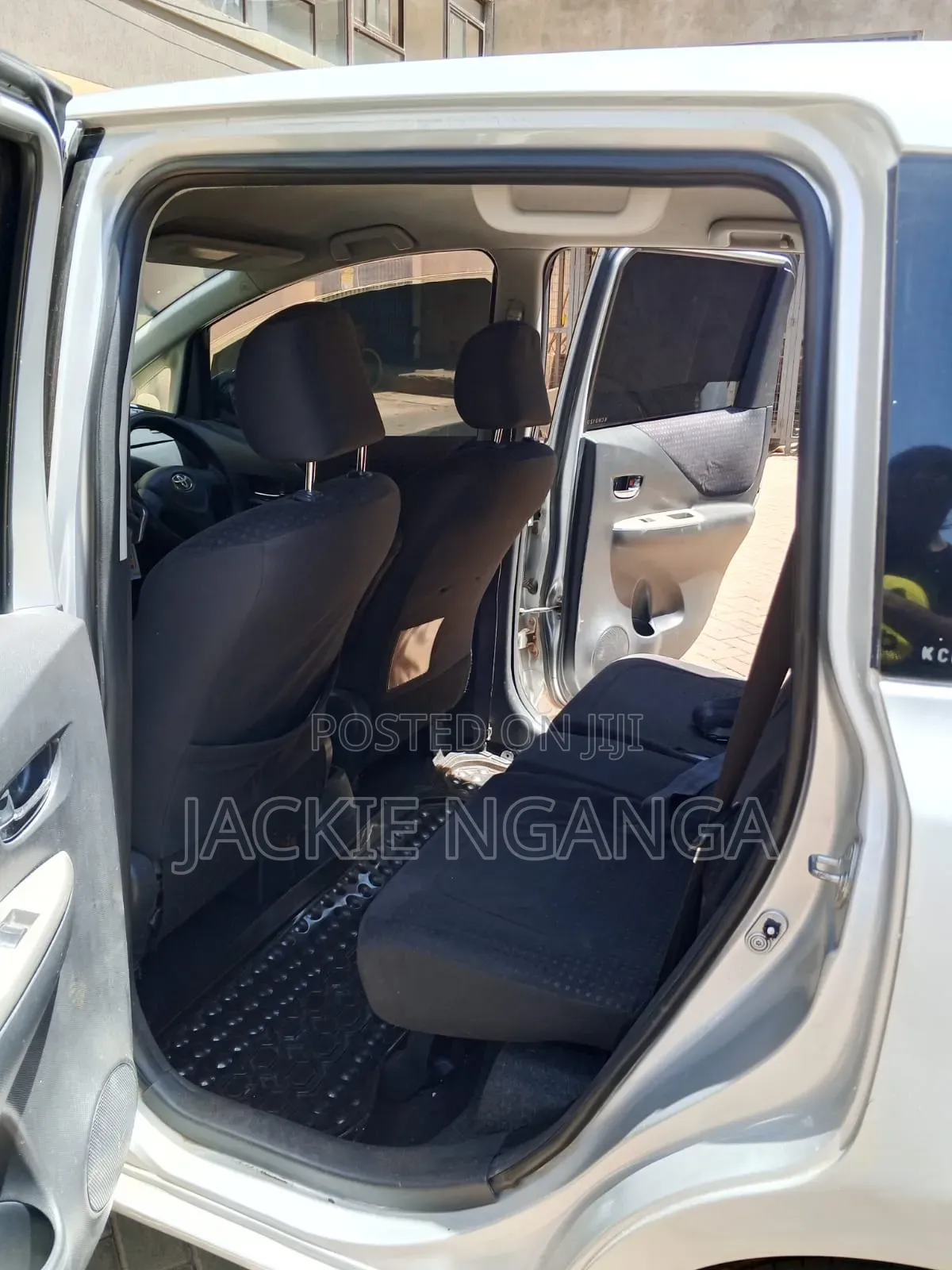 Toyota Ractis 2010 Silver