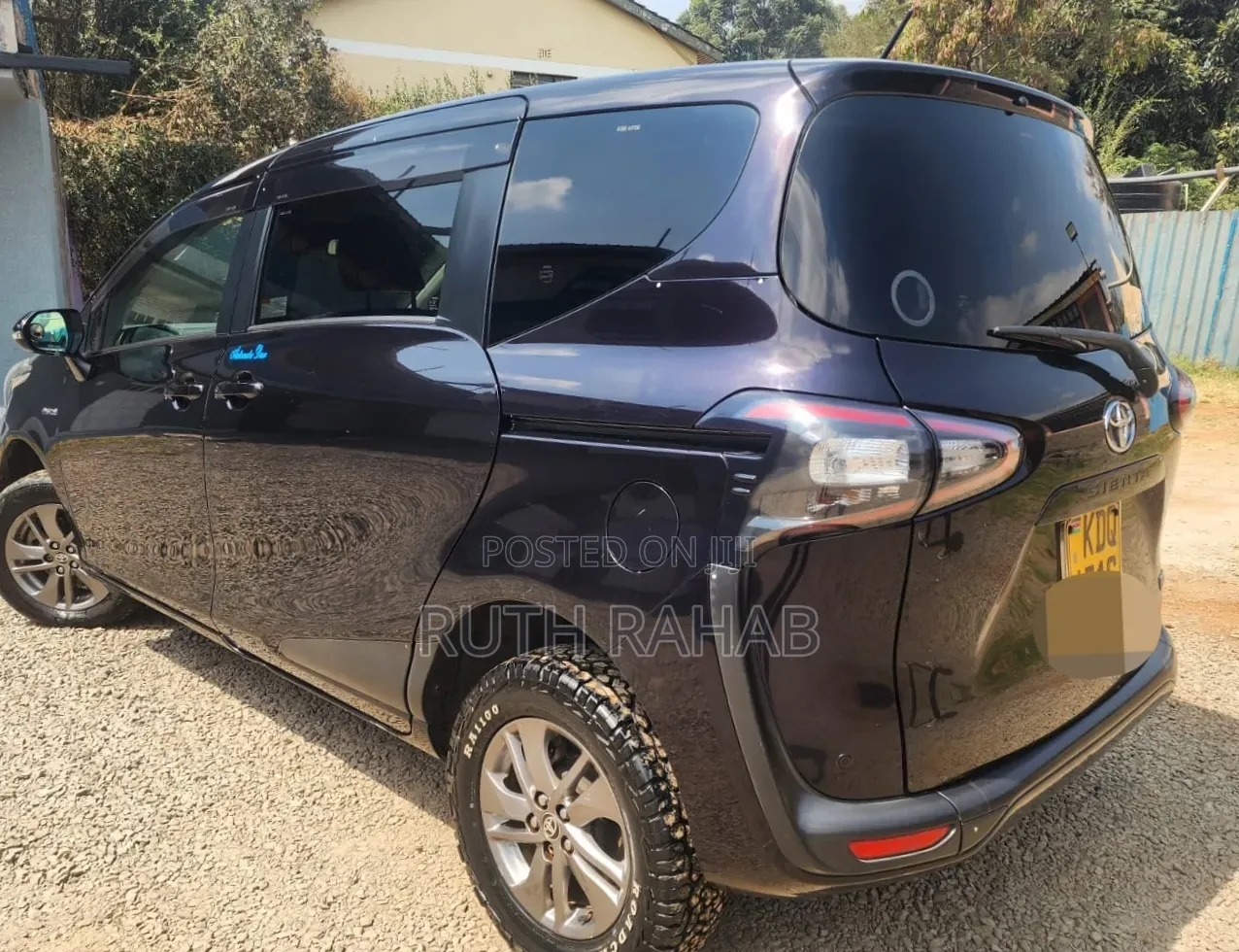 Toyota Sienta 2017 Blue