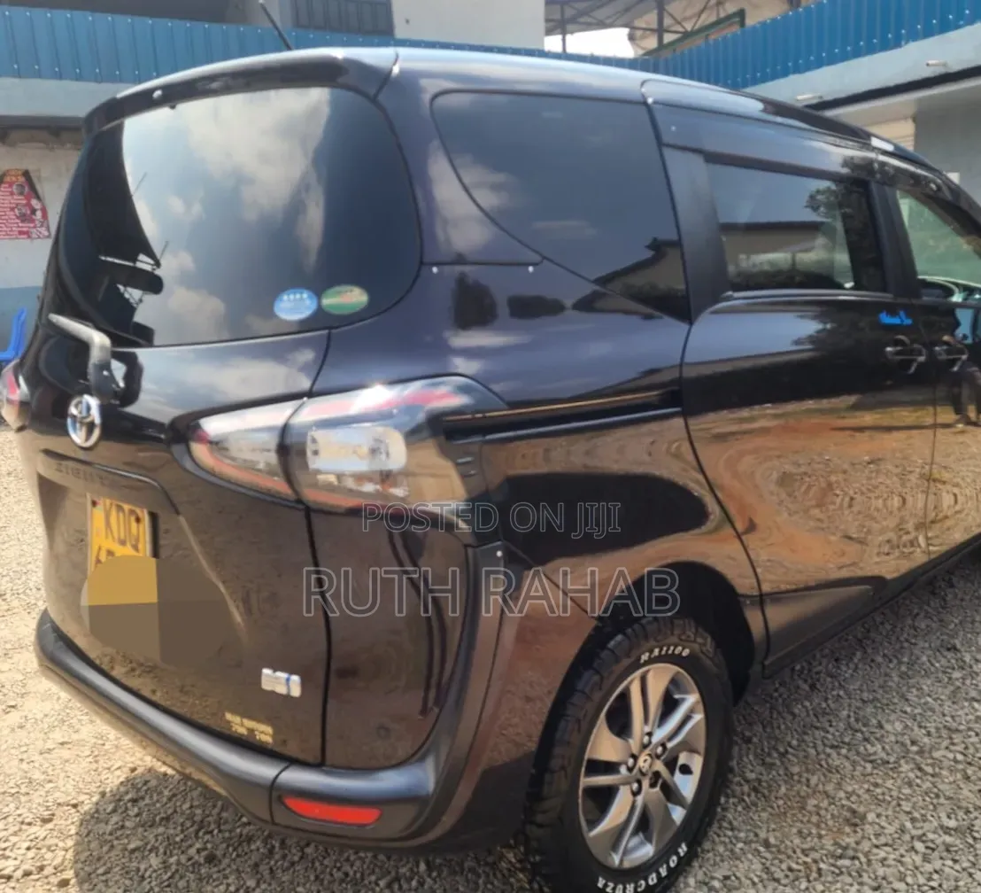 Toyota Sienta 2017 Blue